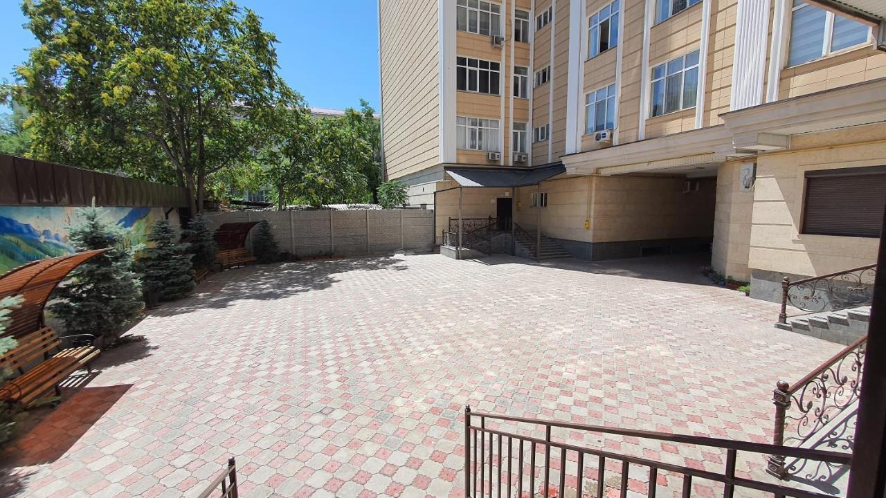 White Apartment With Panoramic View In The Center بيشكيك المظهر الخارجي الصورة