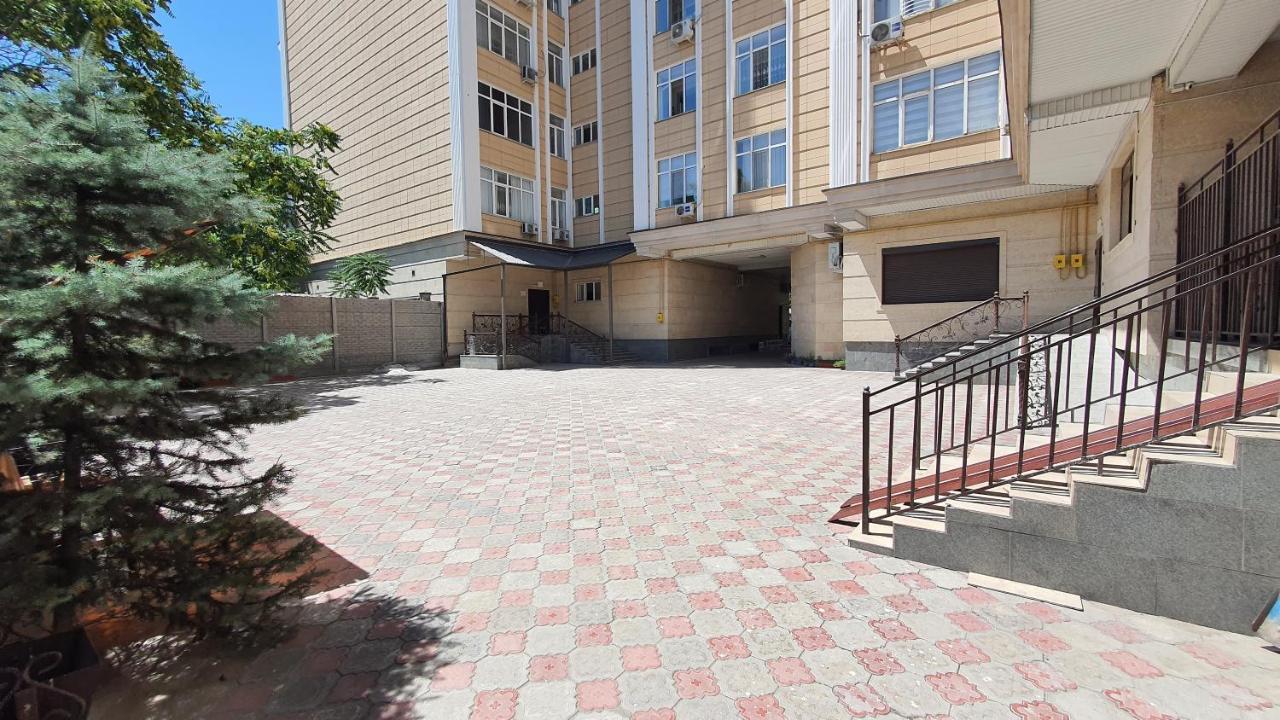 White Apartment With Panoramic View In The Center بيشكيك المظهر الخارجي الصورة
