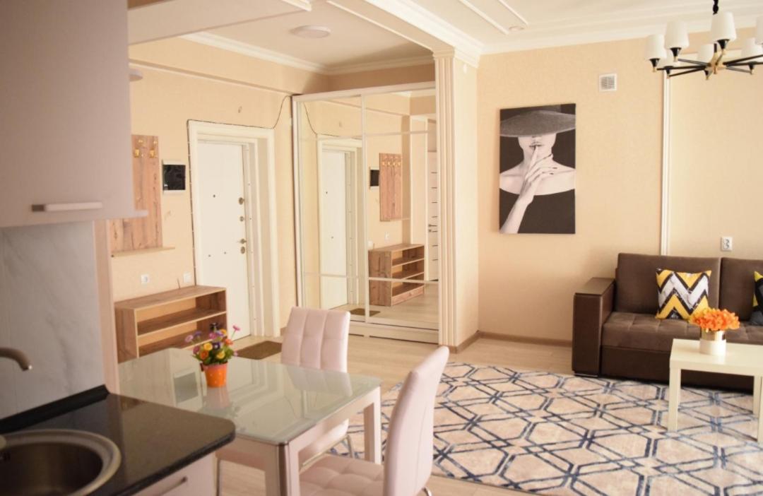 White Apartment With Panoramic View In The Center بيشكيك المظهر الخارجي الصورة