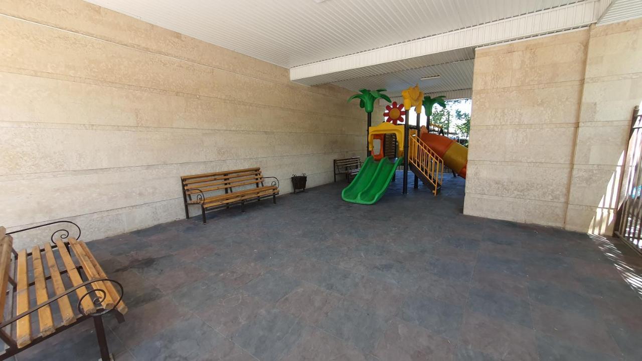 White Apartment With Panoramic View In The Center بيشكيك المظهر الخارجي الصورة