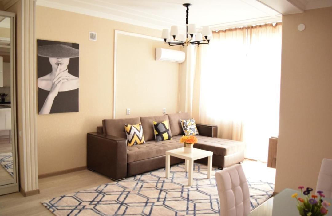White Apartment With Panoramic View In The Center بيشكيك المظهر الخارجي الصورة