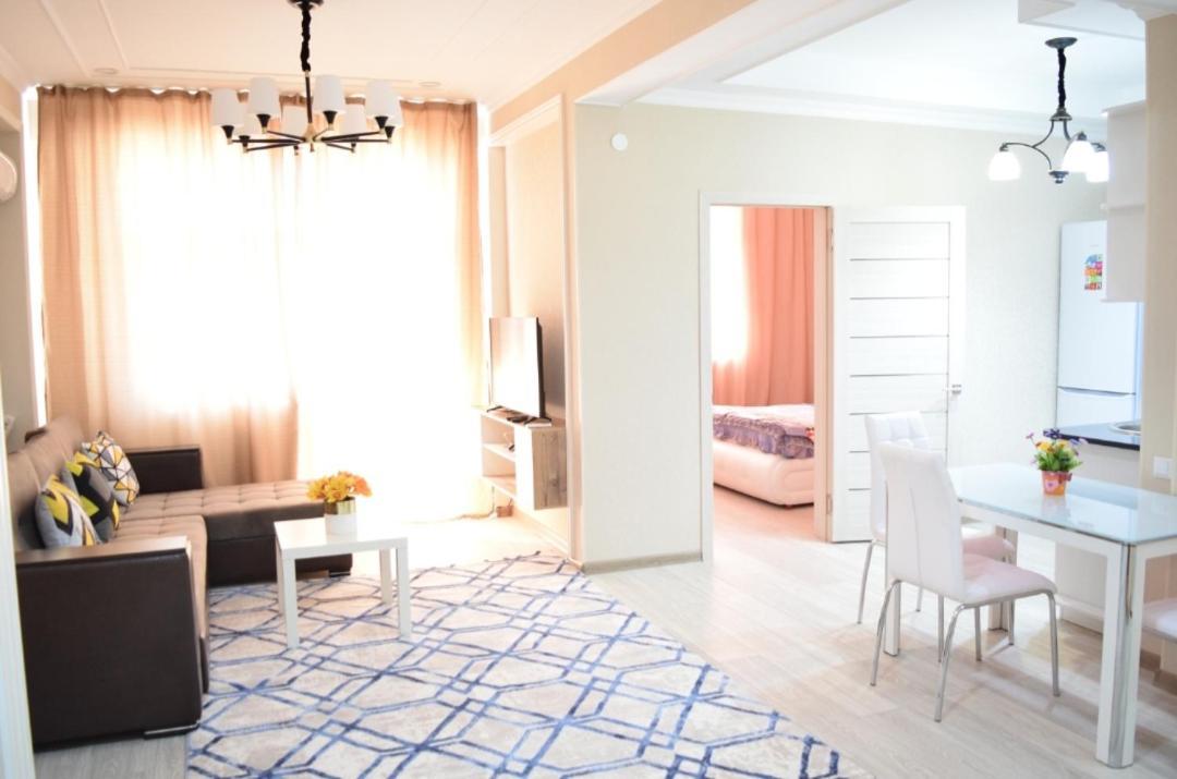 White Apartment With Panoramic View In The Center بيشكيك المظهر الخارجي الصورة