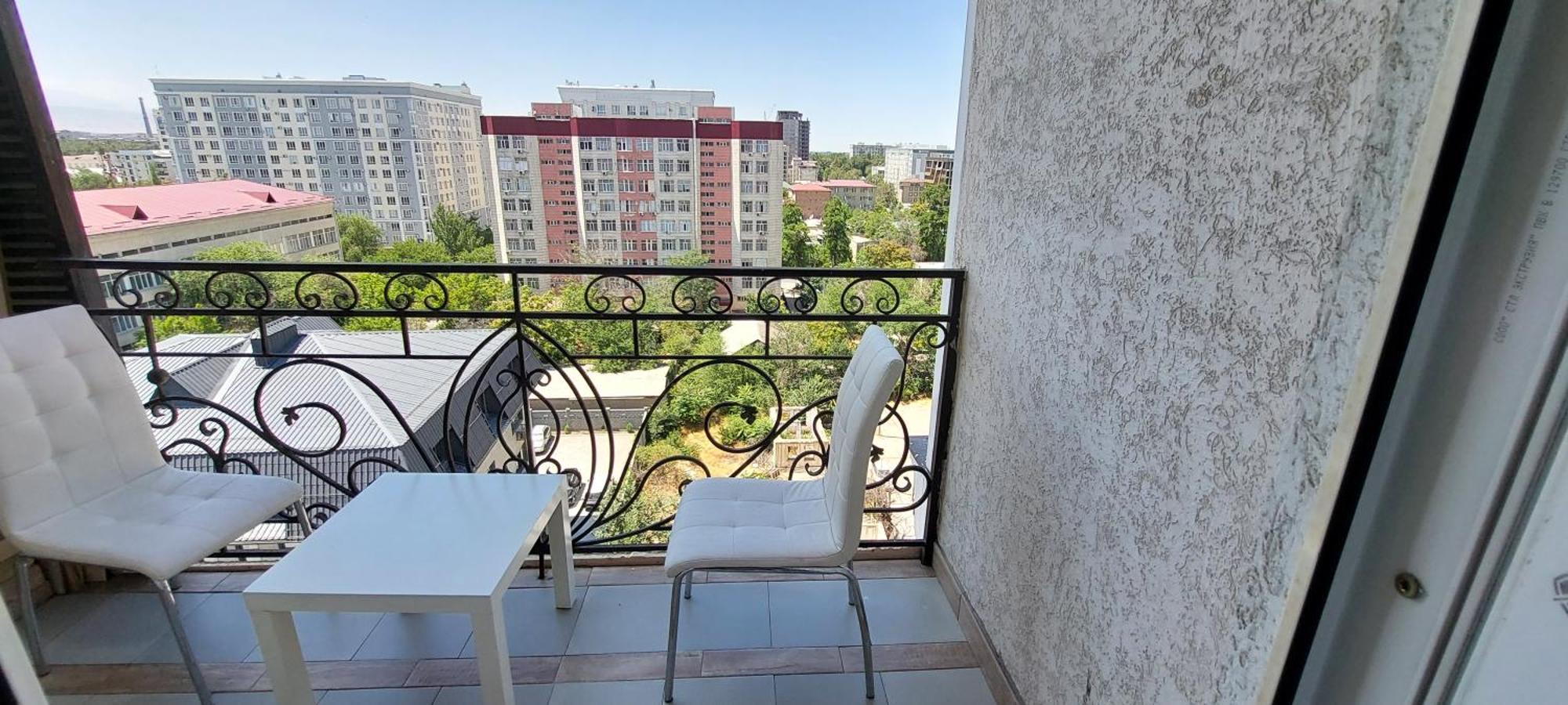 White Apartment With Panoramic View In The Center بيشكيك المظهر الخارجي الصورة